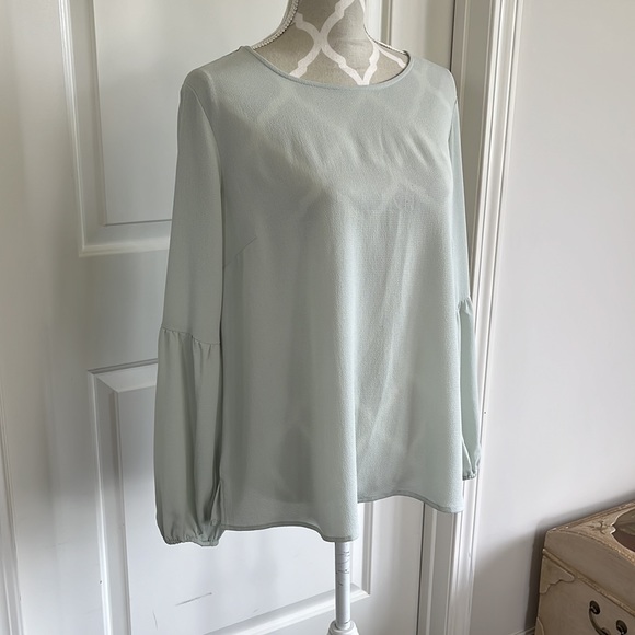 Bobeau bell sleeved blouse size medium - Picture 2 of 4